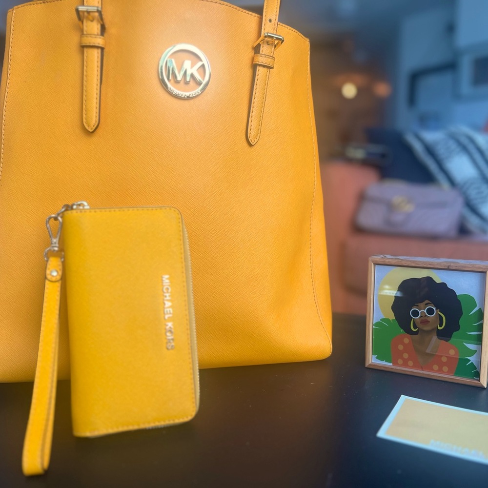 MICHAEL KORS Saffiano Leather Med-Large Tote w/matching Jet Set Wristlet BUNDLE